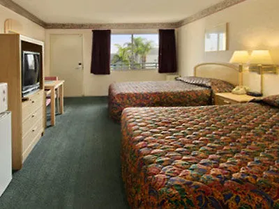 Solara Inn And Suites Anaheim Hotel