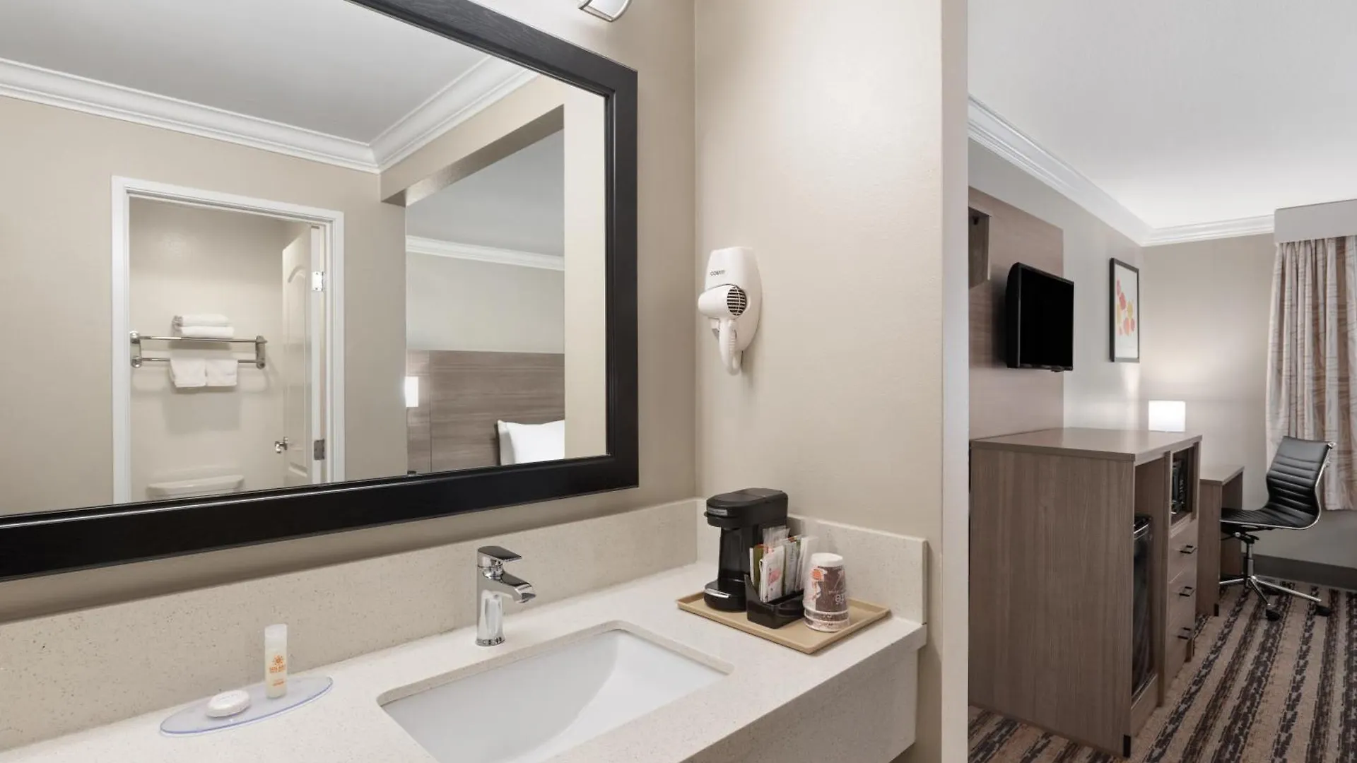 Hotel Solara Inn And Suites Anaheim